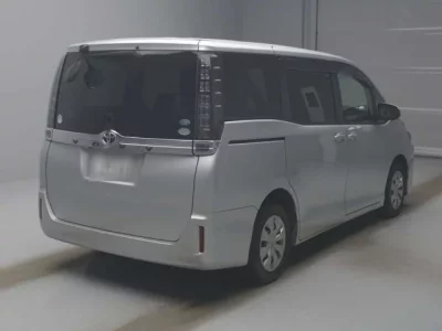 Toyota VOXY  с аукциона в Японии