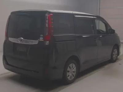 Toyota NOAH  с аукциона в Японии
