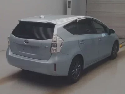 Toyota PRIUS ALPHA  с аукциона в Японии