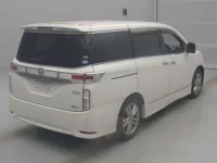 Nissan ELGRAND лот № 70167 оценка RA  с аукциона в Японии 1