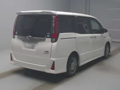 Toyota NOAH  с аукциона в Японии