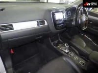 Mitsubishi OUTLANDER PHEV лот № 71126 оценка 3.5  с аукциона в Японии 2