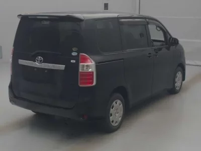 Toyota NOAH  с аукциона в Японии