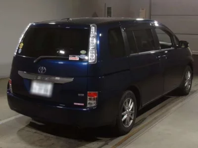 Toyota ISIS  с аукциона в Японии