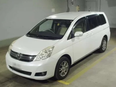 Toyota ISIS  с аукциона в Японии