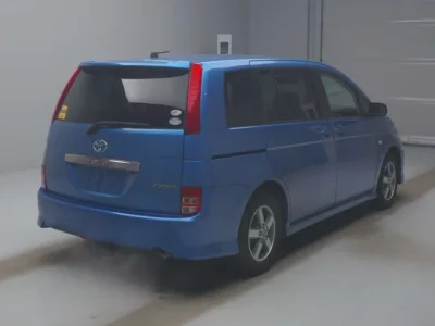 Toyota ISIS  с аукциона в Японии