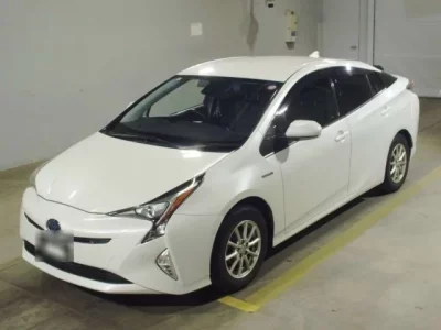 Toyota PRIUS  с аукциона в Японии