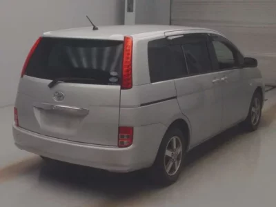 Toyota ISIS  с аукциона в Японии