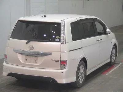 Toyota ISIS  с аукциона в Японии