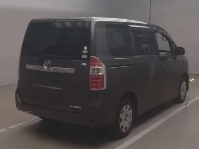 Toyota NOAH  с аукциона в Японии