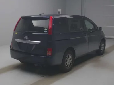 Toyota ISIS  с аукциона в Японии