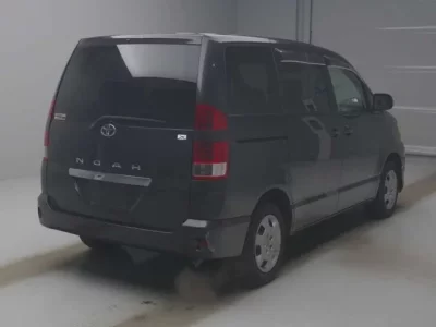 Toyota NOAH  с аукциона в Японии
