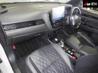 Mitsubishi OUTLANDER PHEV лот № 71282 оценка 4  с аукциона в Японии 2