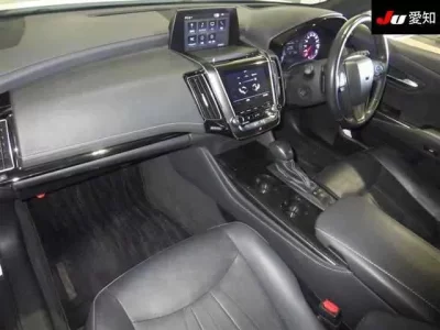 Toyota CROWN  с аукциона в Японии