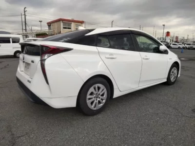 Toyota PRIUS  с аукциона в Японии