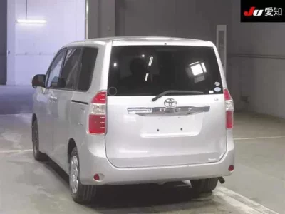 Toyota NOAH  с аукциона в Японии