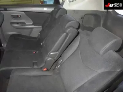 Toyota PRIUS ALPHA  с аукциона в Японии