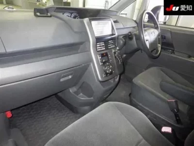 Toyota VOXY  с аукциона в Японии