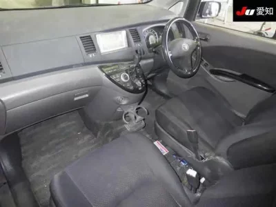 Toyota ISIS  с аукциона в Японии