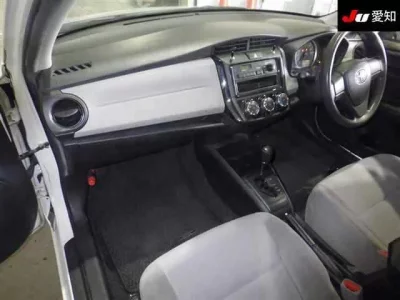 Toyota COROLLA AXIO  с аукциона в Японии