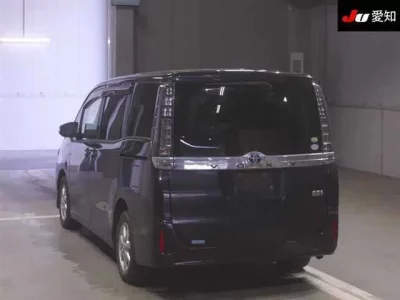 Toyota VOXY  с аукциона в Японии