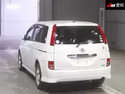 Toyota ISIS  с аукциона в Японии