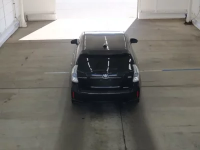 Toyota PRIUS ALPHA  с аукциона в Японии