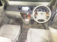 Toyota ISIS лот № 8306 оценка 3.5  с аукциона в Японии 2