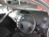 Toyota VITZ лот № 80136 оценка 3  с аукциона в Японии 2