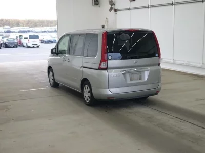 Nissan SERENA  с аукциона в Японии