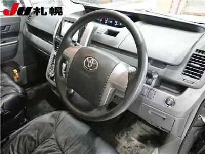 Toyota VOXY  с аукциона в Японии