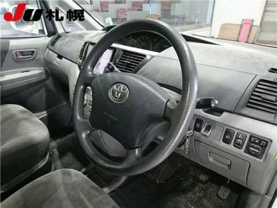 Toyota VOXY  с аукциона в Японии