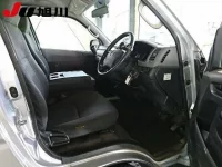 Toyota HIACE VAN лот № 4704 оценка R  с аукциона в Японии 2