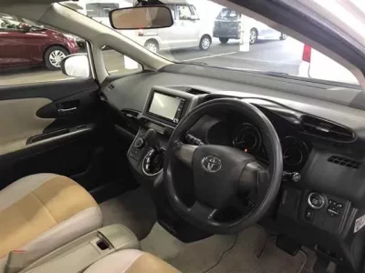 Toyota WISH  с аукциона в Японии