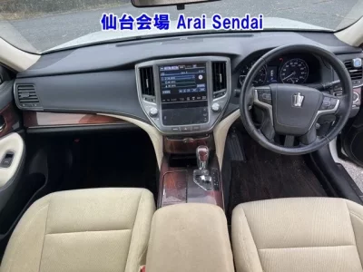Toyota CROWN  с аукциона в Японии