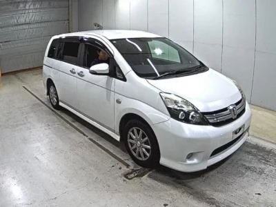 Toyota ISIS  с аукциона в Японии