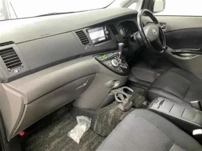 Toyota ISIS  с аукциона в Японии