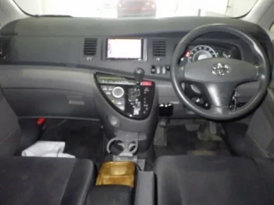 Toyota ISIS  с аукциона в Японии