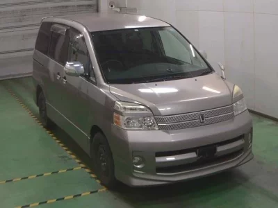 Toyota VOXY  с аукциона в Японии