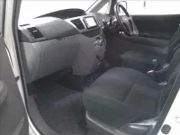 Toyota VOXY лот № 4047 оценка 3  с аукциона в Японии 2