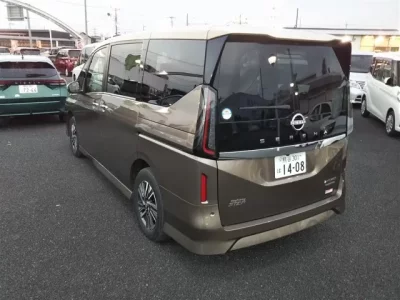 Nissan SERENA  с аукциона в Японии