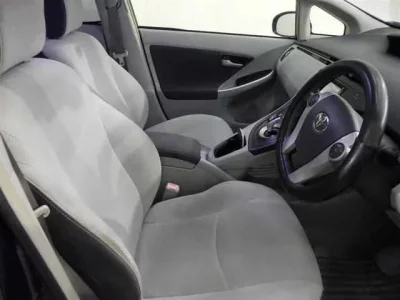 Toyota PRIUS  с аукциона в Японии