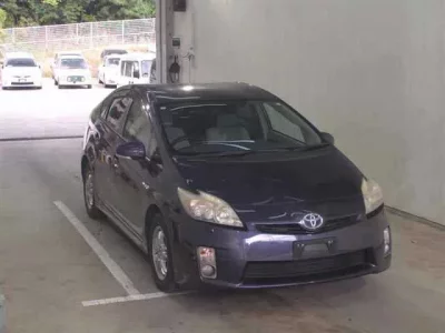 Toyota PRIUS  с аукциона в Японии