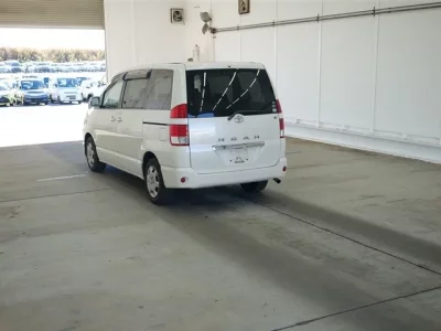 Toyota NOAH  с аукциона в Японии