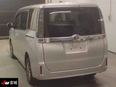 Toyota VOXY  с аукциона в Японии