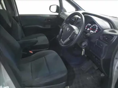 Toyota VOXY  с аукциона в Японии