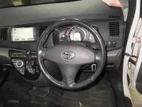 Toyota ISIS лот № 2023 оценка R  с аукциона в Японии 7