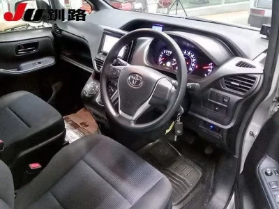 Toyota NOAH  с аукциона в Японии