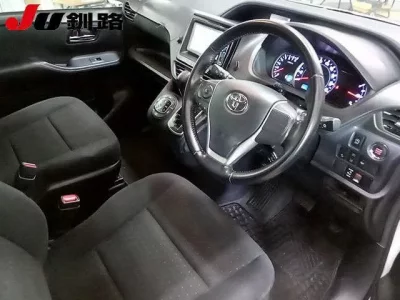 Toyota VOXY  с аукциона в Японии