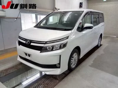 Toyota VOXY  с аукциона в Японии